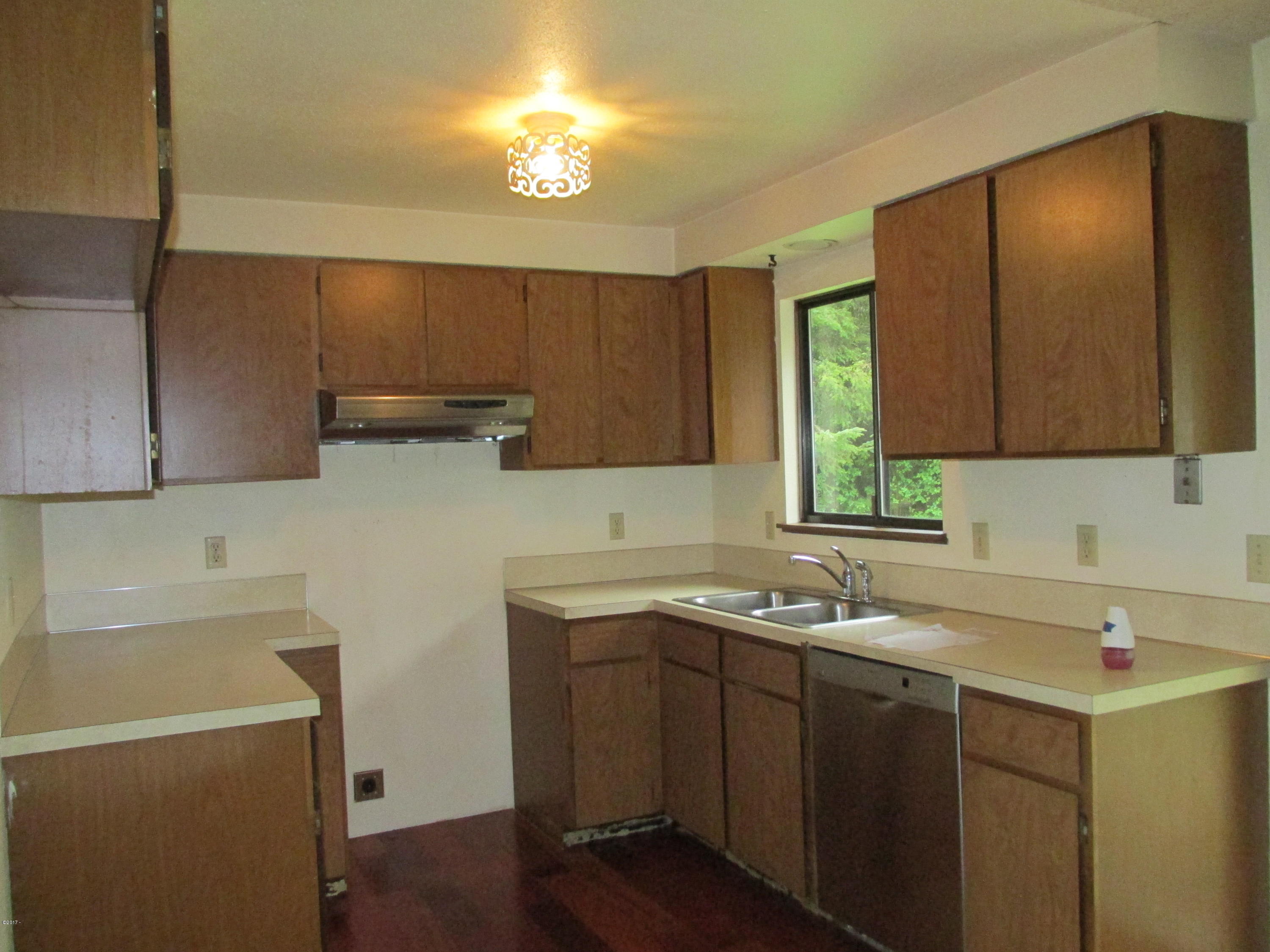 4634 Brickyard Road Tillamook, OR 97141 - Photo 9 of 13 Kitchen