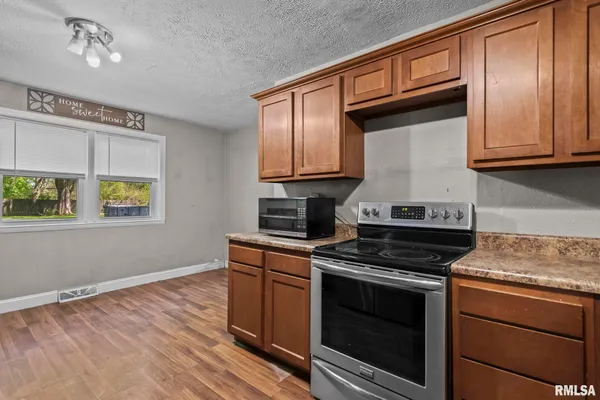 $124,900 | 411 South 5th Street, Auburn, IL 62615
