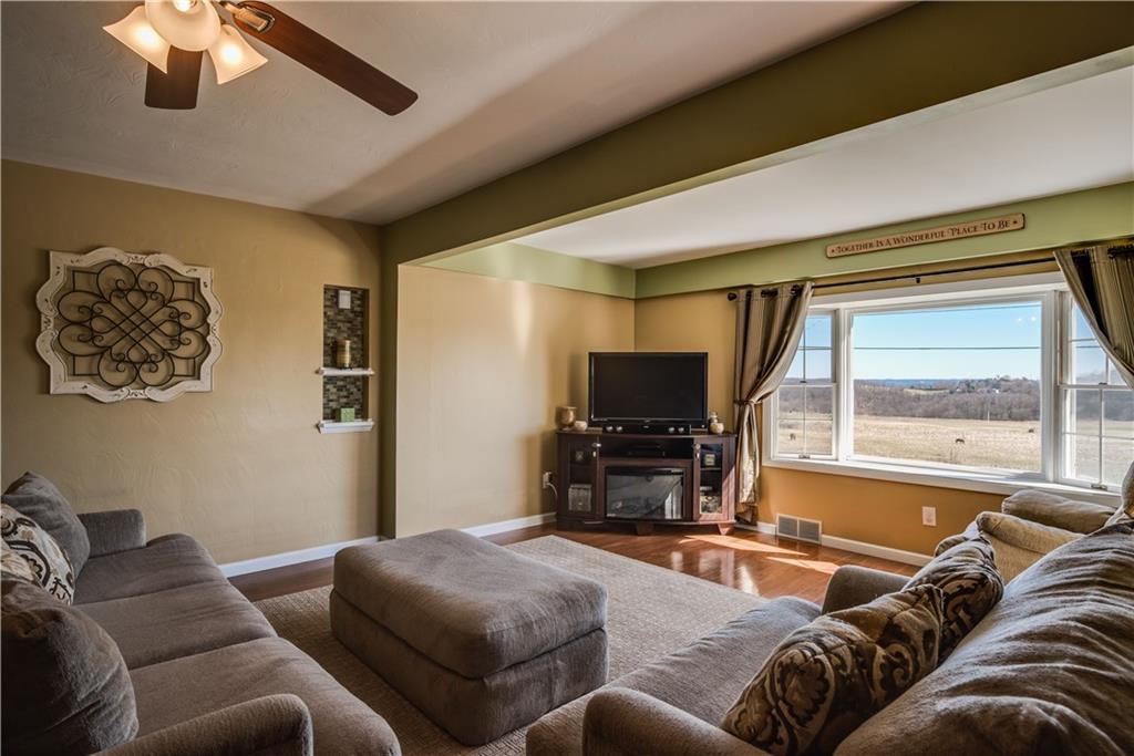 4422 Mt Troy Rd Extension Pittsburgh, PA 15214 - Photo 4 of 25 Living Room