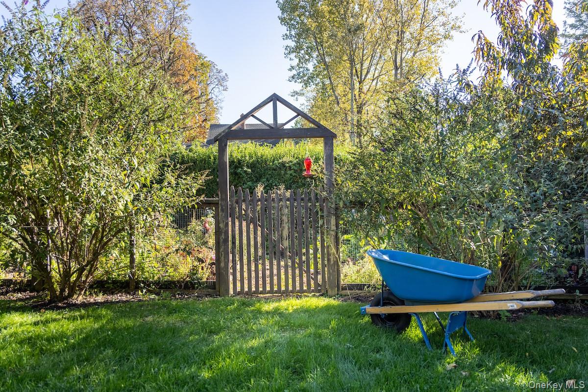 10 Sherman Avenue Dobbs Ferry, NY 10522 - Photo 33 of 36 a backyard of a house with table and chairs