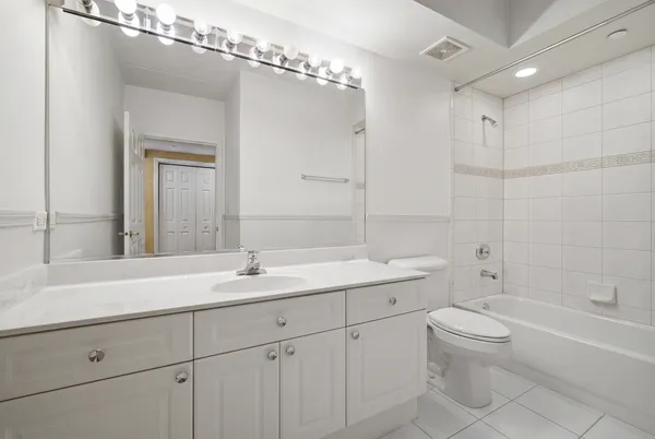 $375,000 | 115 North Clifton Avenue, Unit 103, Park Ridge, IL 60068