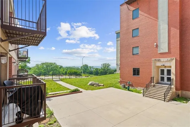 $235,000 | 2980 Baltimore Avenue, Unit 2204, Kansas City, MO 64108