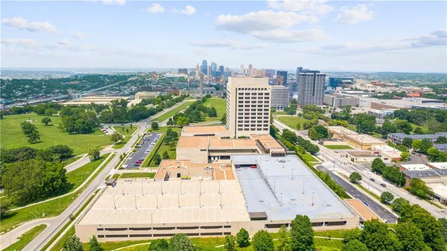 $235,000 | 2980 Baltimore Avenue, Unit 2204, Kansas City, MO 64108