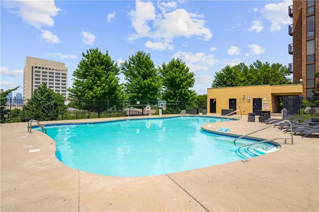 $235,000 | 2980 Baltimore Avenue, Unit 2204, Kansas City, MO 64108
