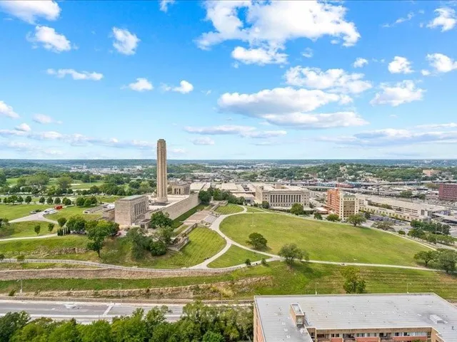 $235,000 | 2980 Baltimore Avenue, Unit 2204, Kansas City, MO 64108