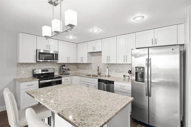 $235,000 | 2980 Baltimore Avenue, Unit 2204, Kansas City, MO 64108