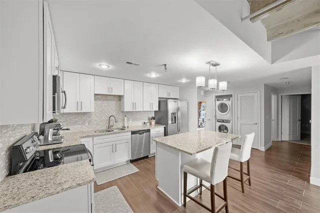 $235,000 | 2980 Baltimore Avenue, Unit 2204, Kansas City, MO 64108