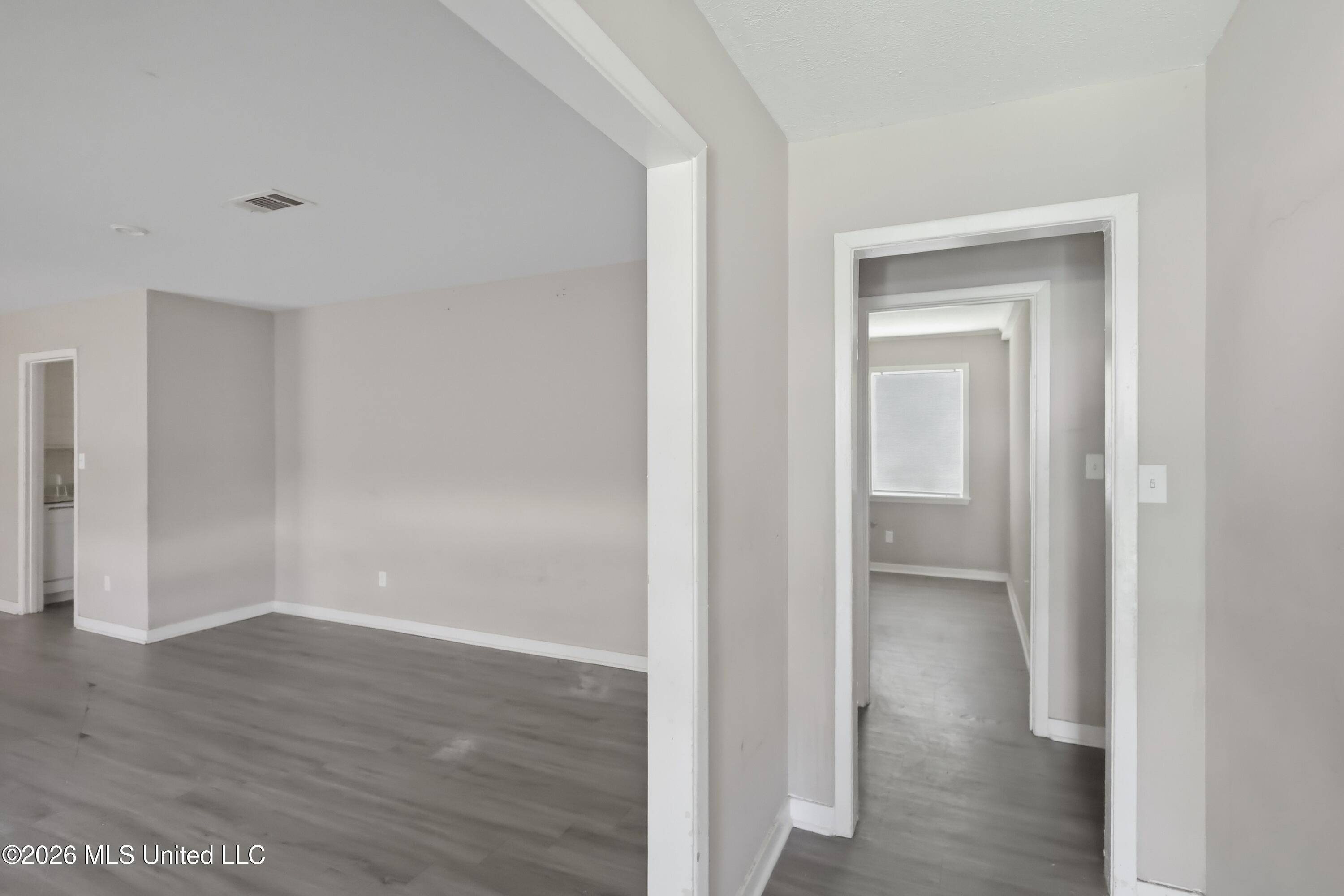 2386 Breckinridge Road Jackson, MS 39204 - Photo 12 of 28 12_2386_Breckinridge_Rd-Living_room-7449