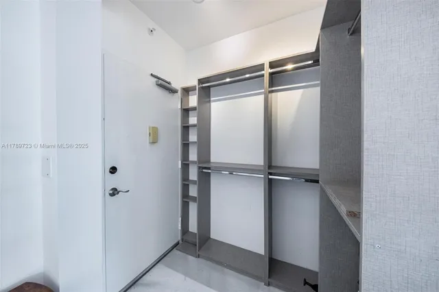 $895,000 | 3 Island Avenue, Unit 3C, Miami Beach, FL 33139