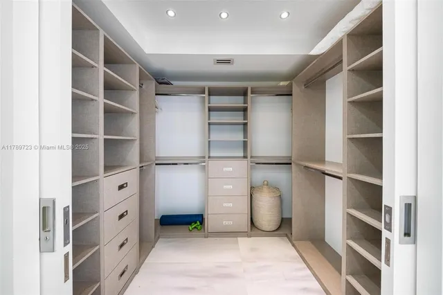 $895,000 | 3 Island Avenue, Unit 3C, Miami Beach, FL 33139