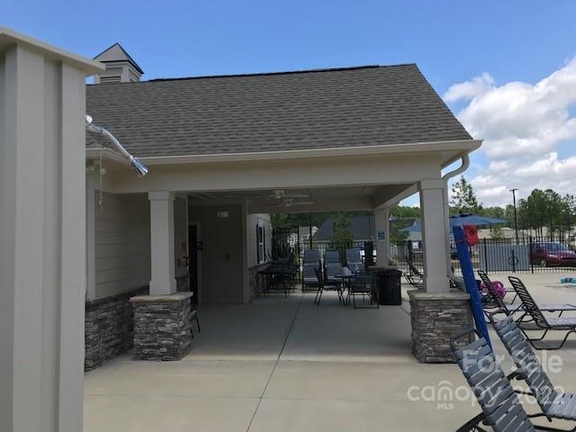 18821 Bankhead Road, Unit 303 Charlotte, NC 28278 - Photo 4 of 6 a workspace with furniture