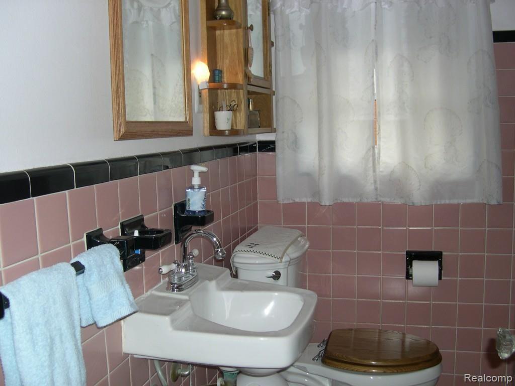 3307 Harding Street Dearborn, MI 48124 - Photo 17 of 26 MAIN FLOOR CERAMIC BATH