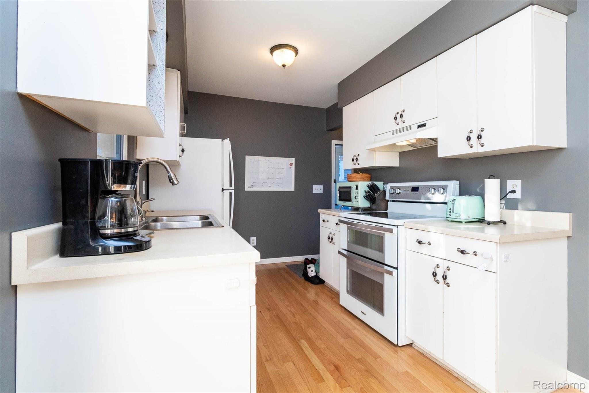 963 Parallel Street Fenton, MI 48430 - Photo 9 of 31 Kitchen