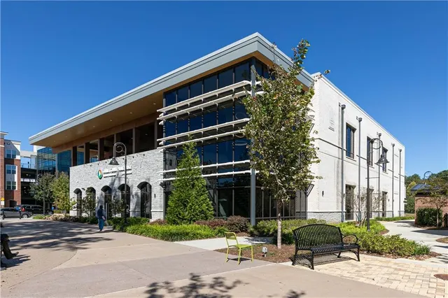 a view of entryway and outdoor space