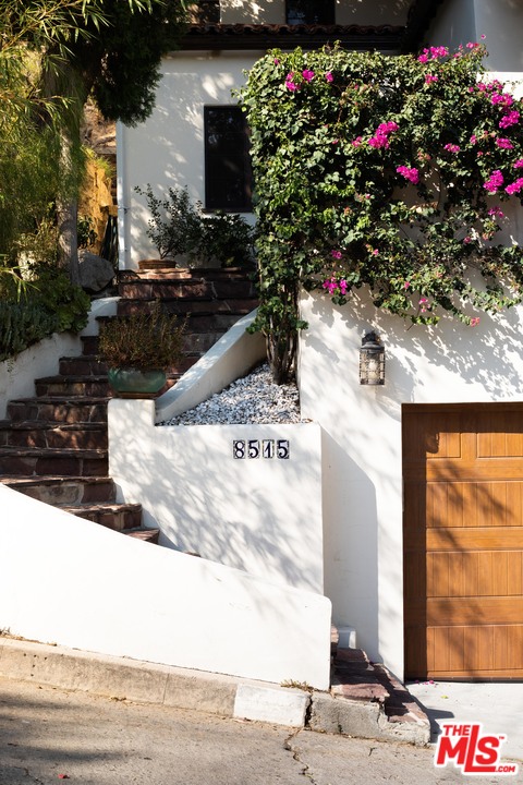 8515 Ridpath Drive Los Angeles, CA 90046 - Photo 3 of 20 a view of a outdoor space