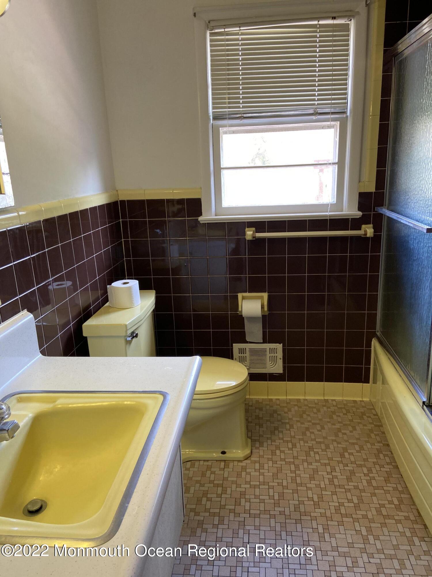 605 Adamston Road Brick, NJ 08723 - Photo 14 of 16 a bathroom with a bathtub