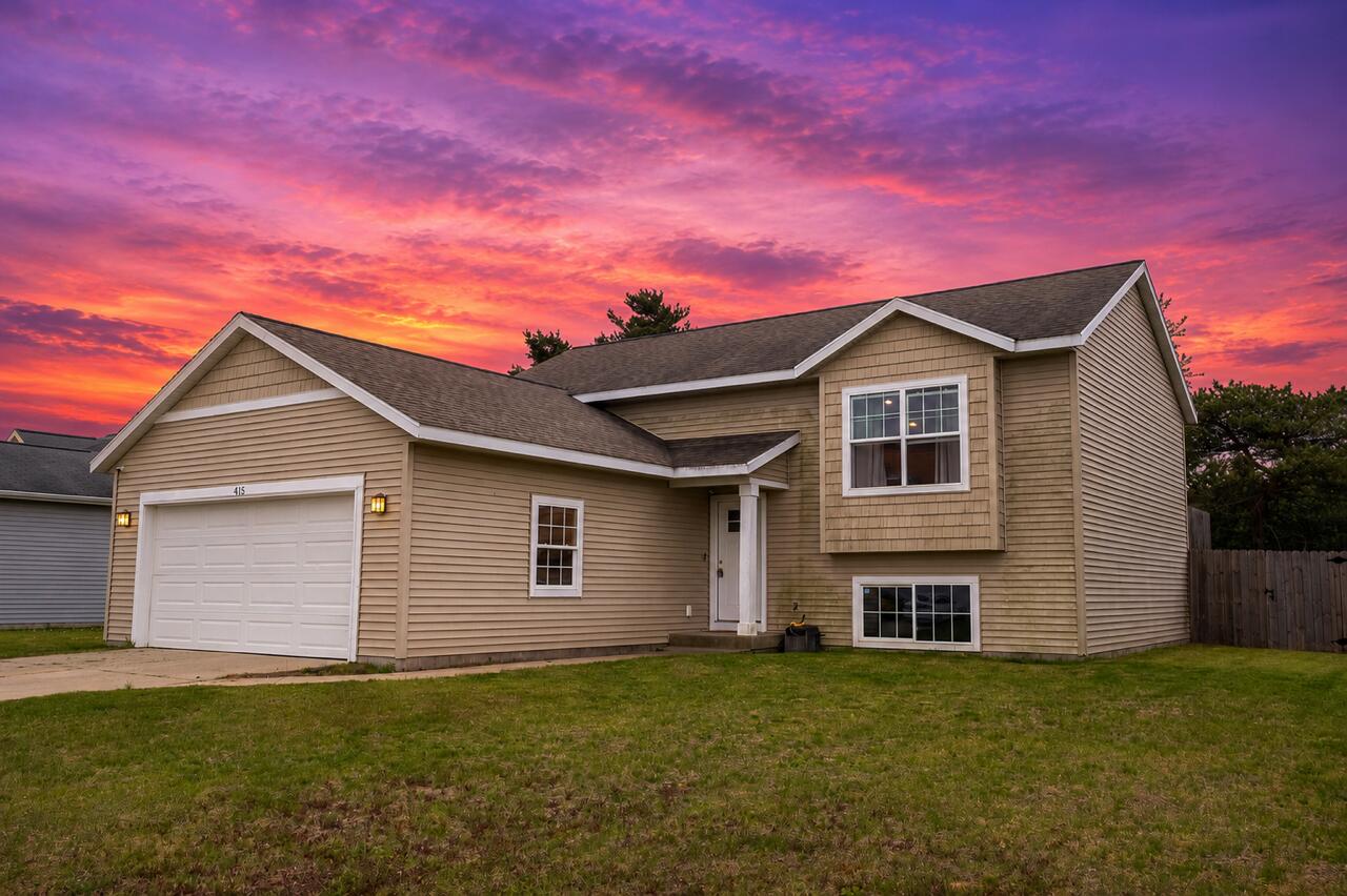 415 Pine Ridge Drive Belding, MI 48809 - Photo 3 of 28 IMG_8737