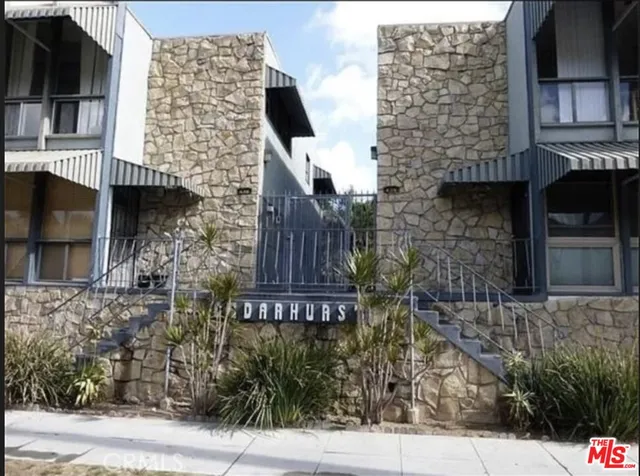 a view of entryway with a yard