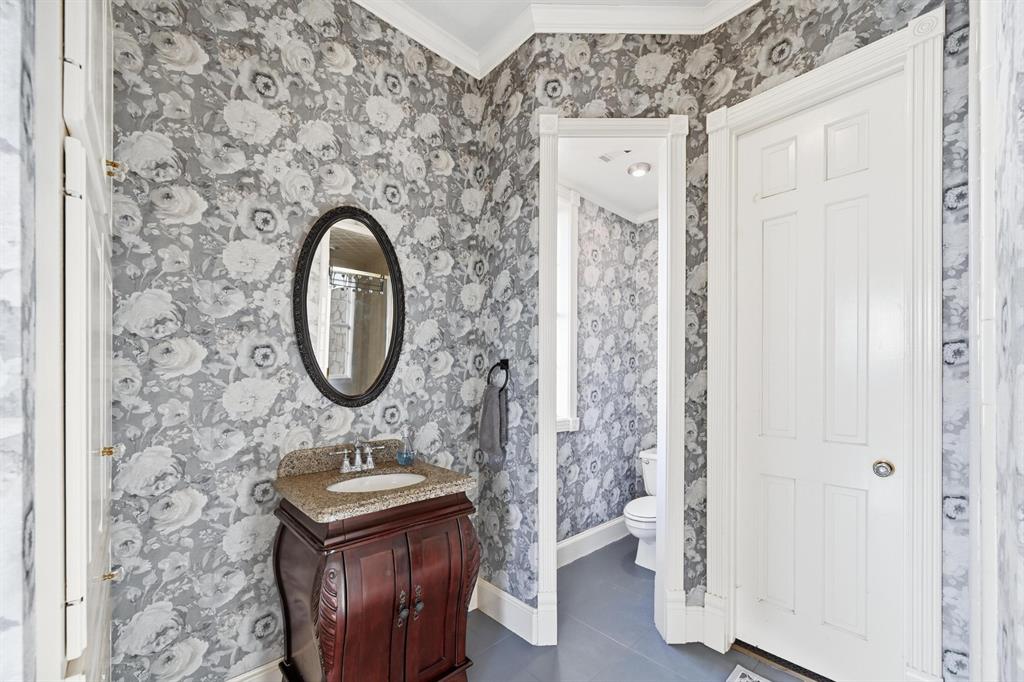 707 Cullins Road Rockwall, TX 75032 - Photo 20 of 40 a bathroom with a sink a toilet and shower