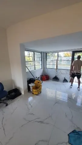 a view of entryway with garden