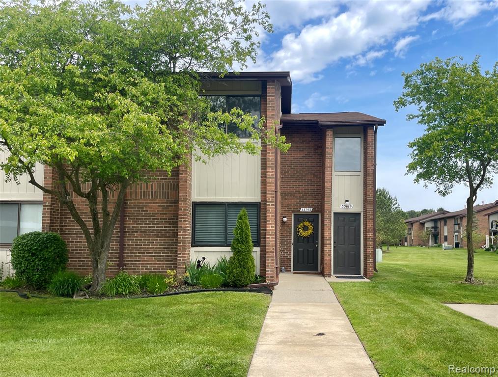 33765 Pondview Circle Livonia, MI 48152 - Photo 1 of 27