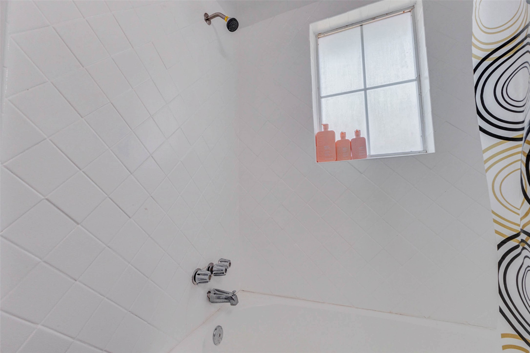 2902 Truxillo Street Houston, TX 77004 - Photo 21 of 32 a bathroom with a bathtub and shower
