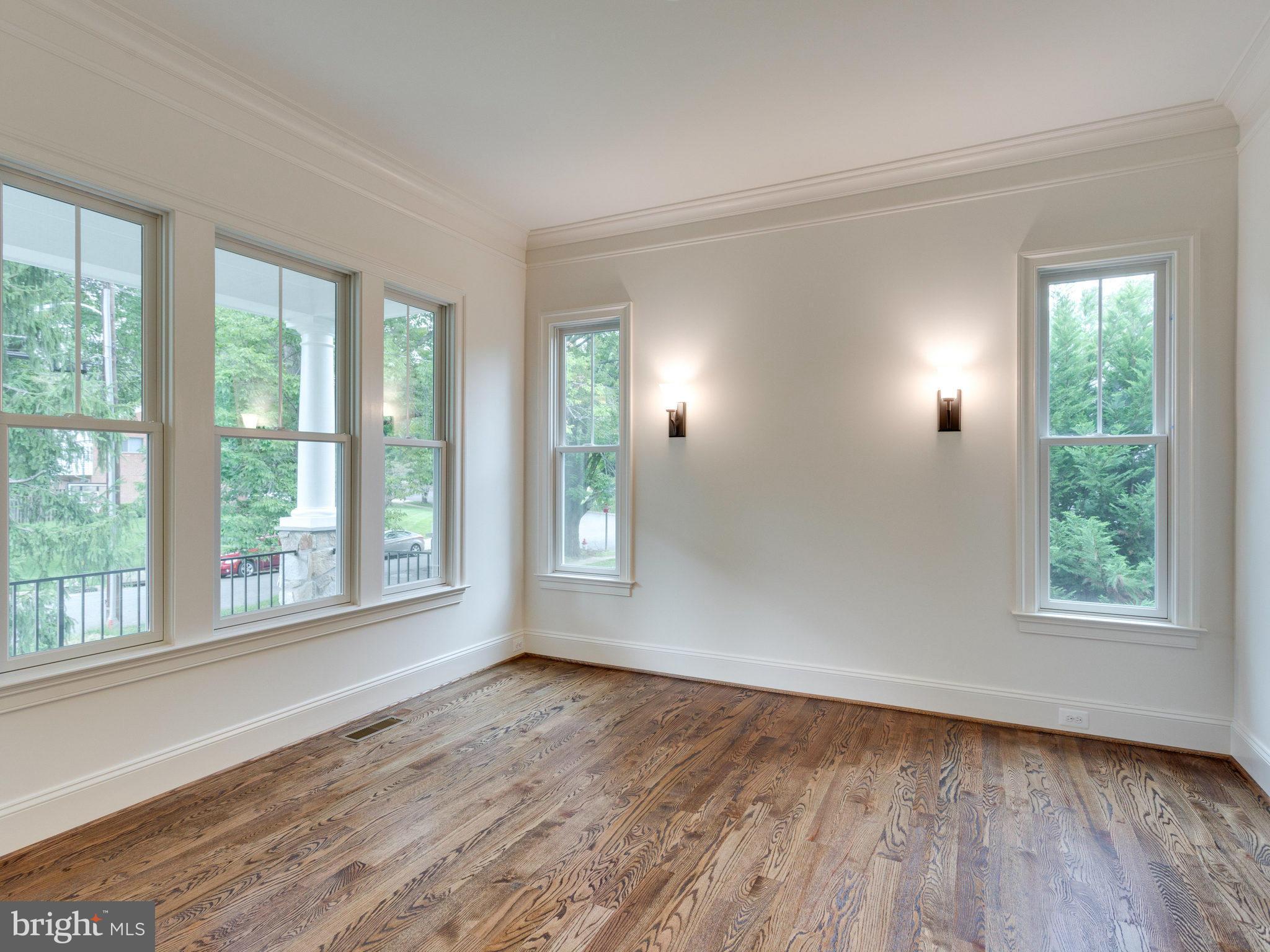 7112 Thrasher Road McLean, VA 22101 - Photo 3 of 30 Living Room