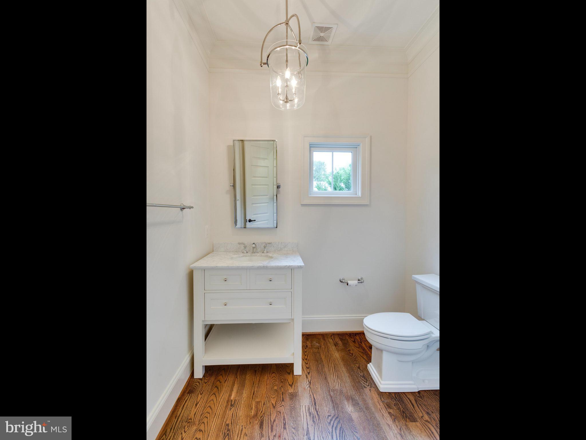 7112 Thrasher Road McLean, VA 22101 - Photo 10 of 30 Powder Room