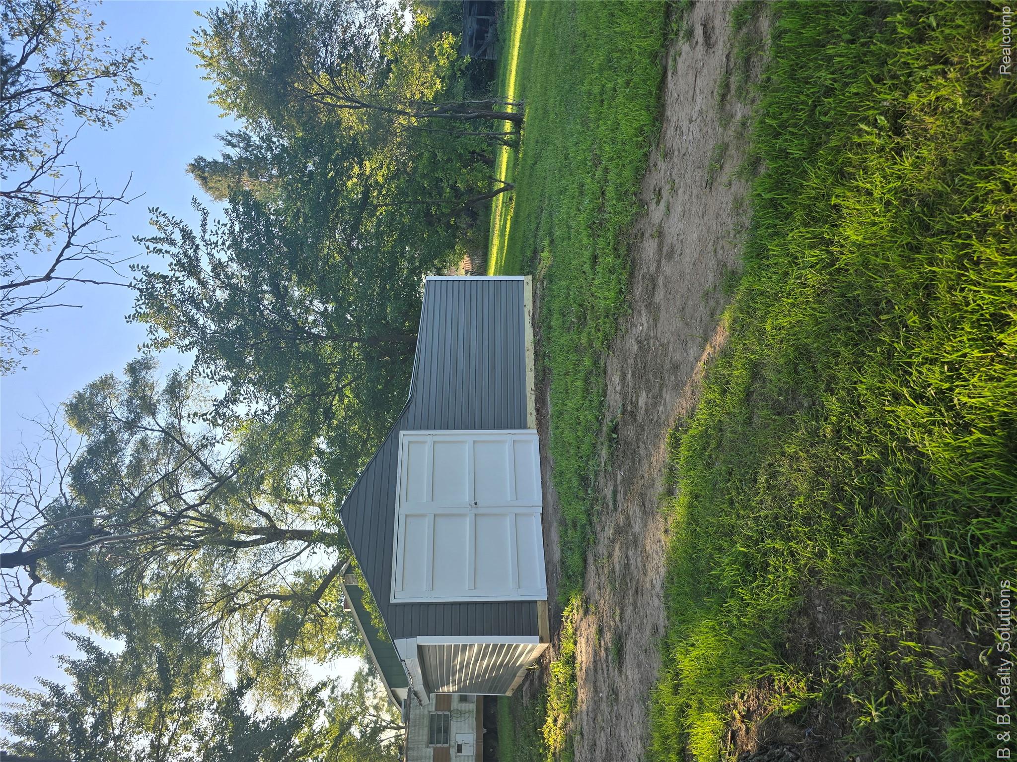 1962 Biebel Road Caro, MI 48723 - Photo 3 of 22 1962 Biebel Rd- garage.jpg