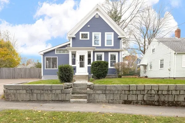 a view of house with a yard