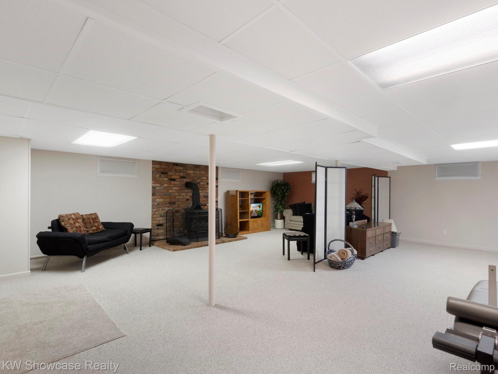 1492 Hiller Road Waterford, MI 48327 - Photo 32 of 39 44-web-or-mls-P1822522.jpg