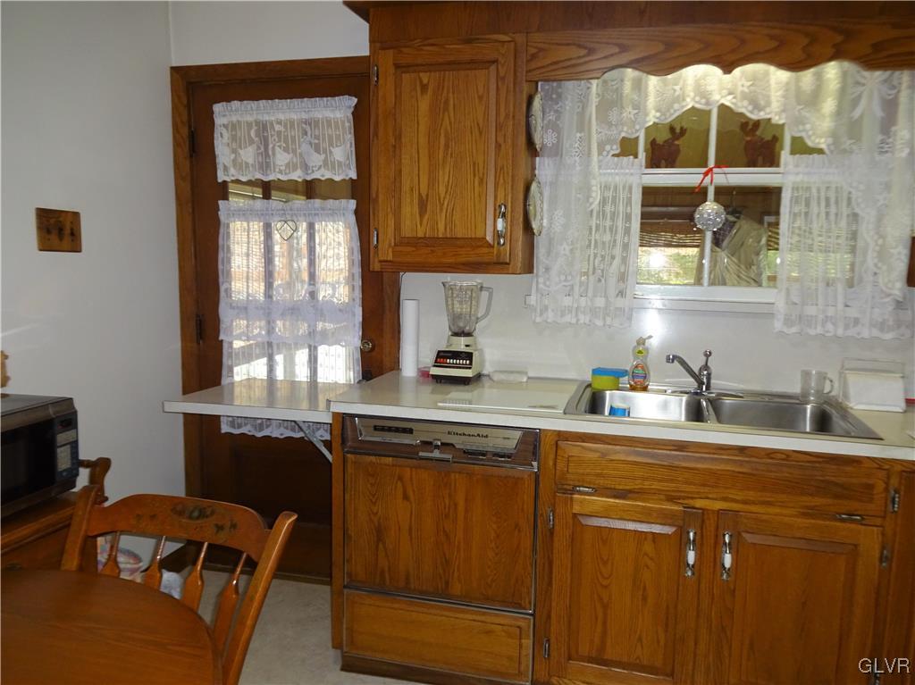 646 Blue Ridge Avenue Bangor, PA 18013 - Photo 17 of 43 Custom cabinetry