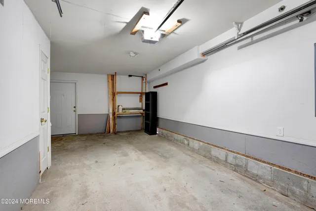 en empty room with windows and ceiling fan