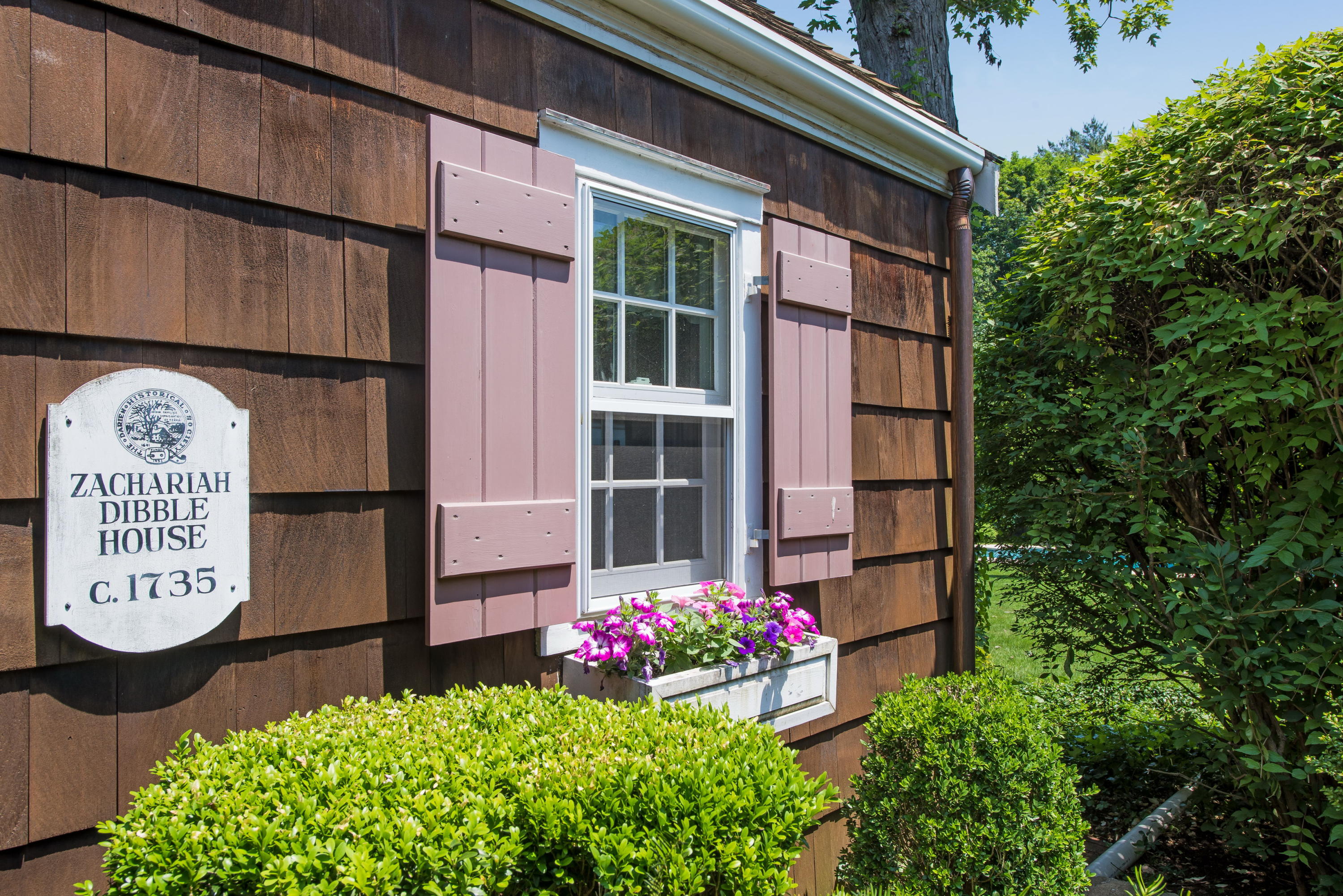 258 Hollow Tree Ridge Road Darien, CT 06820 - Photo 3 of 28 a view of sign board