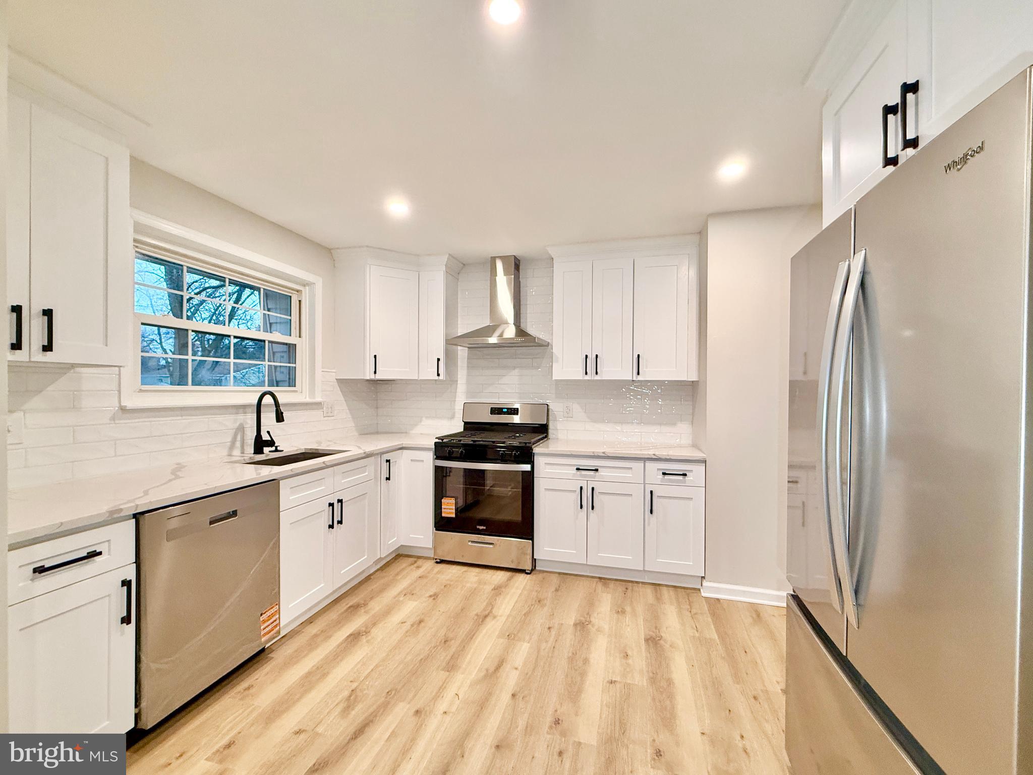 4 Altair Court Sewell, NJ 08080 - Photo 4 of 22 Stainless appliances, quartz counter tops