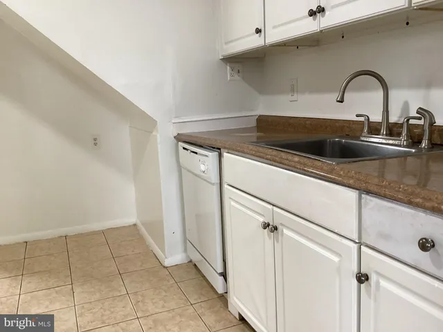 a close view of sink and tap