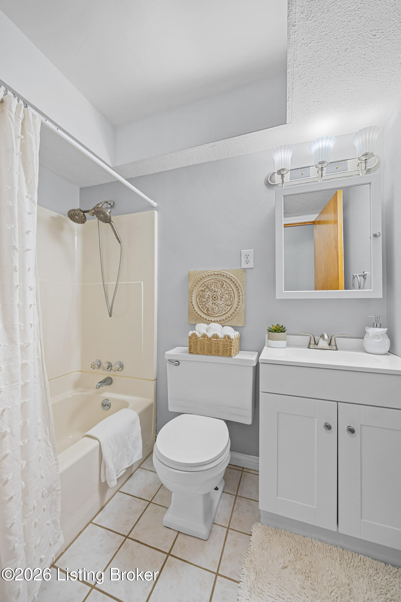 6908 Ledgerock Road Louisville, KY 40219 - Photo 17 of 32 Hall Bath
