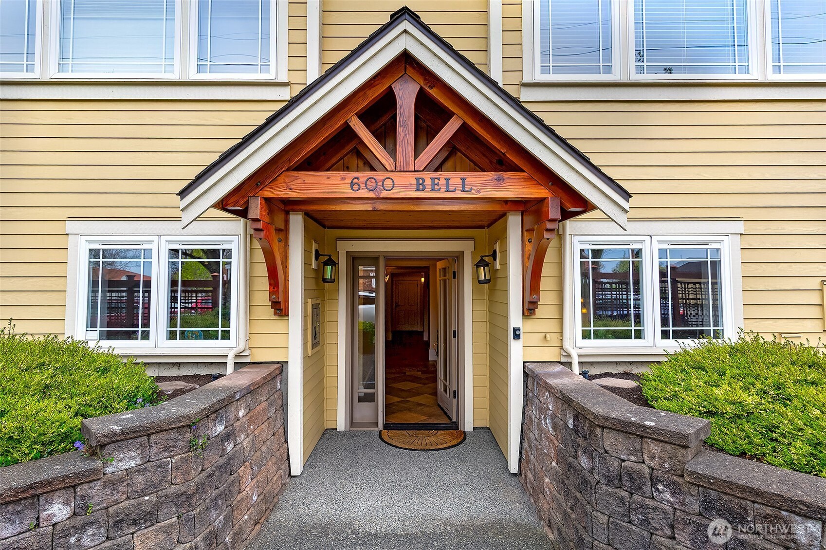 600 Bell Street, Unit 301 Edmonds, WA 98020 - Photo 2 of 33