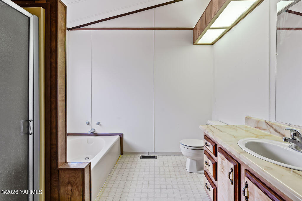 3701 Gun Club Road, Unit 43 Yakima, WA 98901 - Photo 18 of 26 3701GunClubRdLot43-15Primary Bath