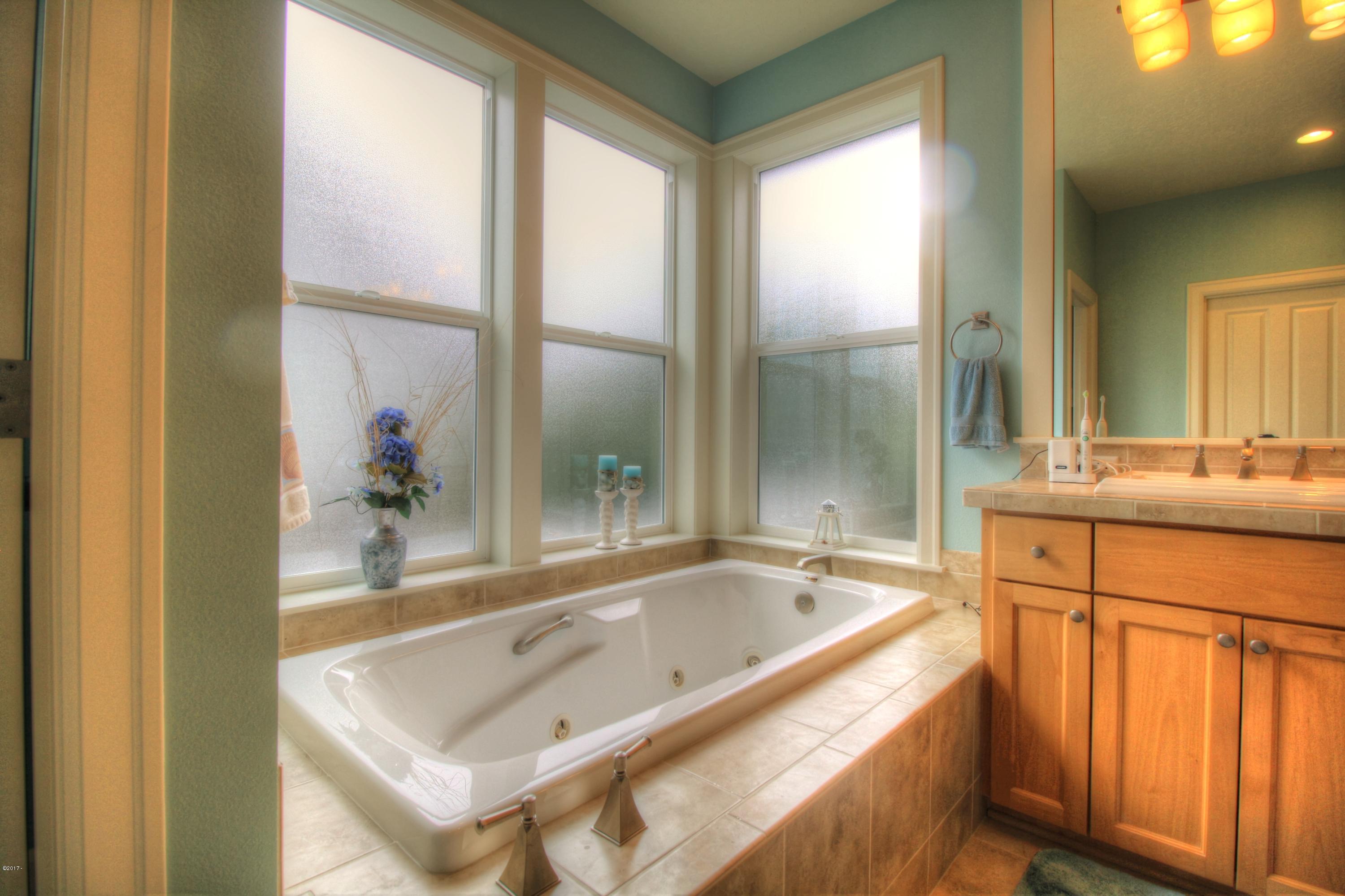 230 Southwest 60th Loop Newport, OR 97366 - Photo 14 of 42 Master Bath 2