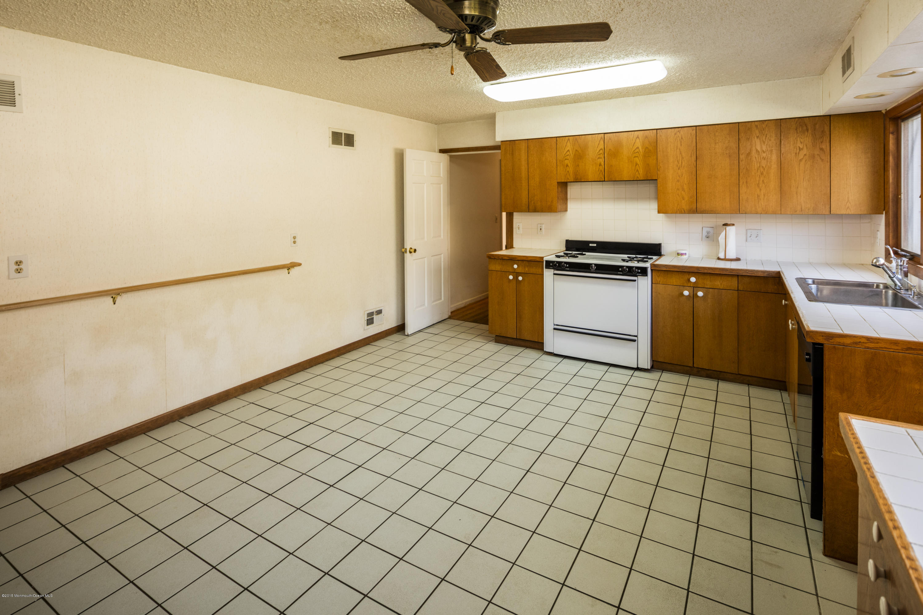 19 Huntley Road Holmdel, NJ 07733 - Photo 15 of 27 20_Kitchen-6