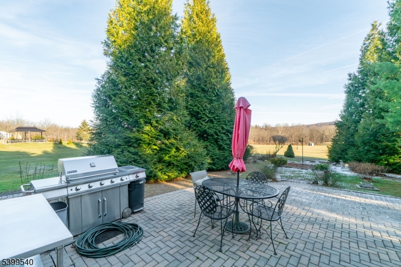 20 Riddle Court Asbury, NJ 08802 - Photo 2 of 31