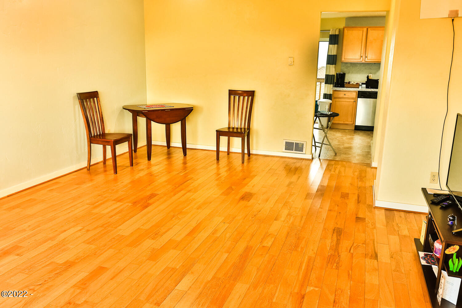 937 Southwest 11th Street Newport, OR 97365 - Photo 29 of 34 living area