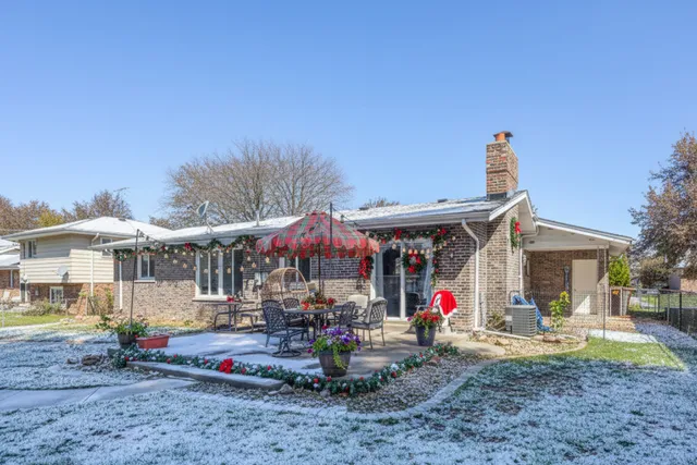 a view of the outdoor space