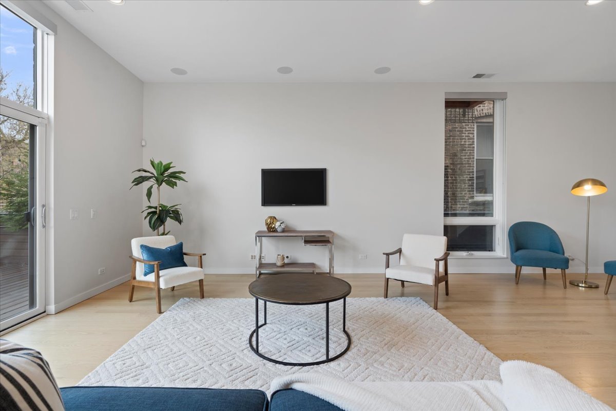2028 West Division Street, Unit 202 Chicago, IL 60622 - Photo 5 of 32
