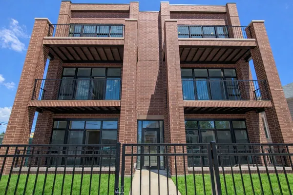 $2,550 | 4744 West Addison Street, Unit 2, Chicago, IL 60641