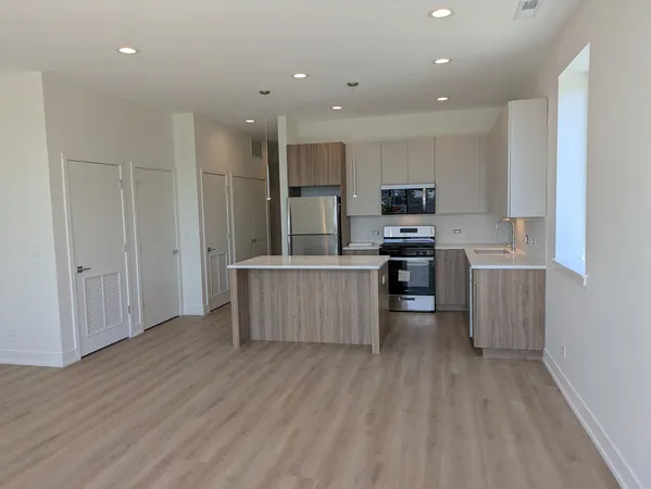 $2,550 | 4744 West Addison Street, Unit 2, Chicago, IL 60641