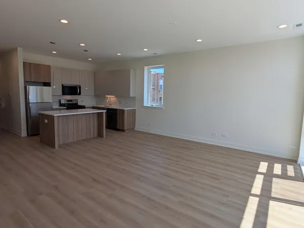 $2,550 | 4744 West Addison Street, Unit 2, Chicago, IL 60641
