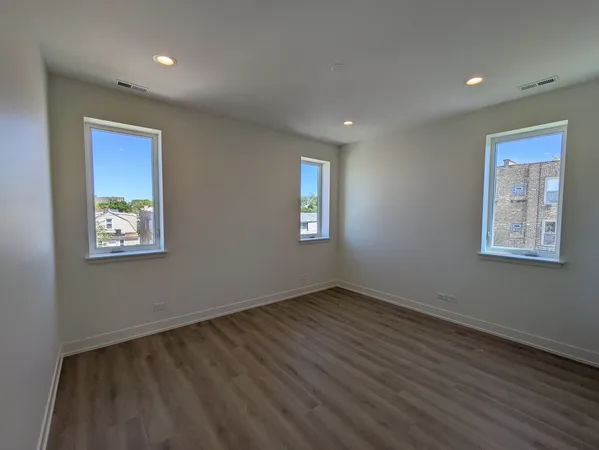 $2,550 | 4744 West Addison Street, Unit 2, Chicago, IL 60641