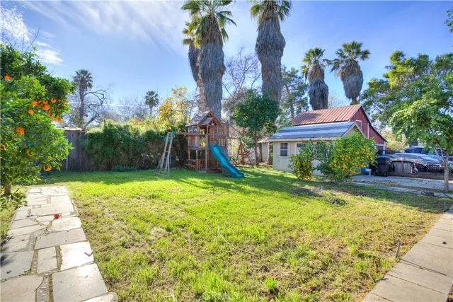 a view of a yard with a house